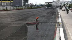 Petugas PPSU membersihkan sampah yang tertutup jaring hitam di Kali Item, Kemayoran, Jakarta, Jumat (20/7). Pemasangan jaring dilakukan untuk menutupi keruhnya air dan bau tak sedap di Kali Item. (Liputan6.com/Arya Manggala)