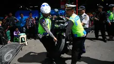 Petugas gabungan Polresta Yogyakarta dan Dishub mengangkut sepeda motor pada Operasi Progo Patuh di Jl Malioboro, Yogyakarta, Rabu (18/5). Opersi Patuh di gelar secara serempak di seluruh Indonesia hingga 29 Mei 2016. (Liputan6.com/Boy Harjanto)