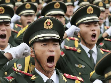 Barisan tentara  saat melakukan latihan menyambut peringatan 70 tahun berakhirnya Perang Dunia II di Pangkalan Militer Beijing , Cina ( 1/8/2015). Parade militer besar-besaran akan disuguhkan China untuk menyambut peringatan ini.   (REUTERS/Stringer)