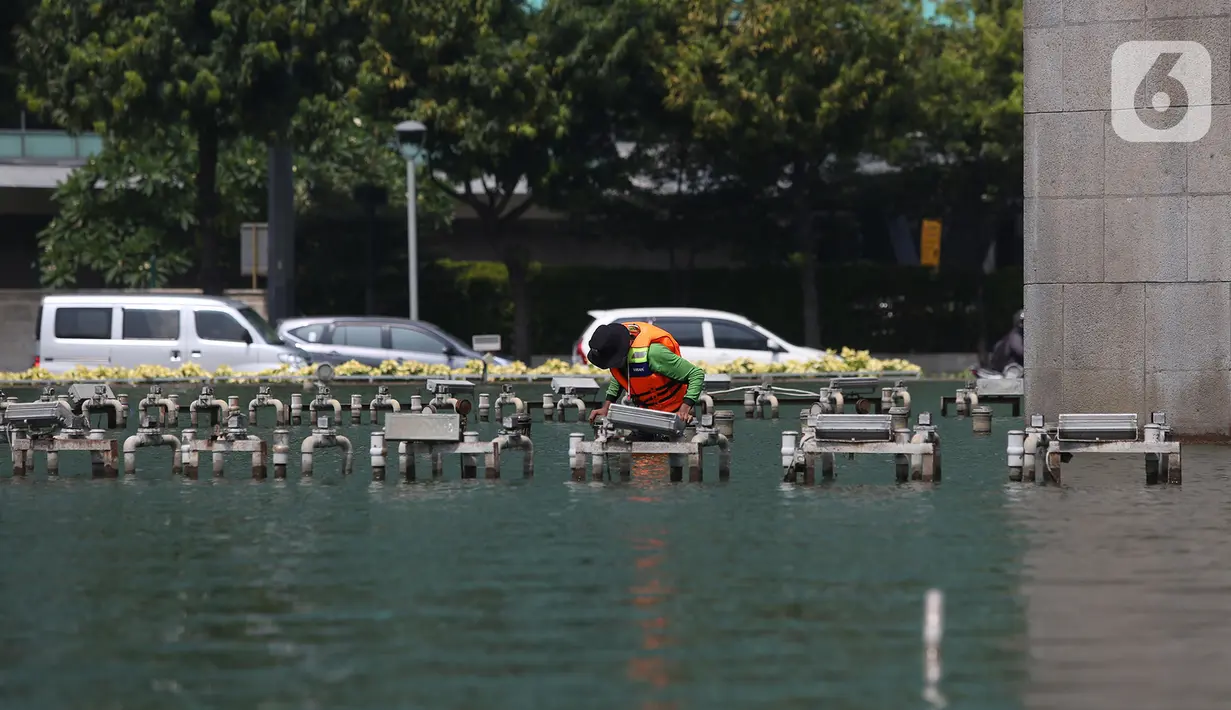 Petugas melakukan perawatan kolam Patung Selamat Datang Bundaran HI, Jakarta, Selasa(1/9/2020).Perawatan skala rutin dilakukan agar terhindar dari masalah kerusakan seperti lampu kolam, pipa berkarat, batu lantai kolam, dan lain-lain. (merdeka.com/Imam Buhori)