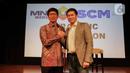 CEO PT Surya Citra Media Tbk Sutanto Hartono (kiri) bersalaman dengan Direktur Utama PT Media Nusantara Citra Tbk David Fernando Audy usai menandatangani MoU kerja sama di Jakarta, Kamis (12/12/2019). SCM dan MNC menjalin kerja sama untuk meningkatkan sektor bisnis. (Liputan6.com/Faizal Fanani)