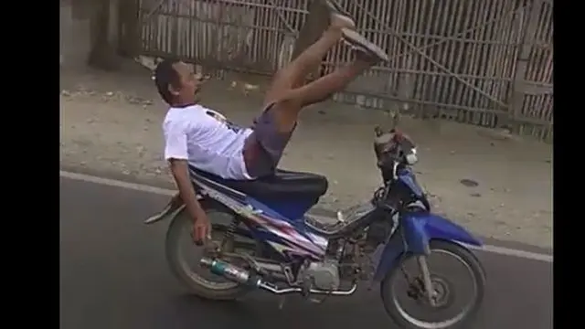6 Tingkah Absurd Orang Naik Motor Lepas Stang Ini Ngeri, Jangan Ditiru