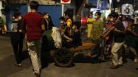 Warga menggelar takbiran keliling di kawasan Jalan Kartini, Sawah Besar, Jakarta, Rabu (12/5/2021) malam. Warga DKI Jakarta dilarang melakukan takbiran keliling pada malam Idul Fitri 1442 Hijriah. (Liputan6.com/Herman Zakharia)