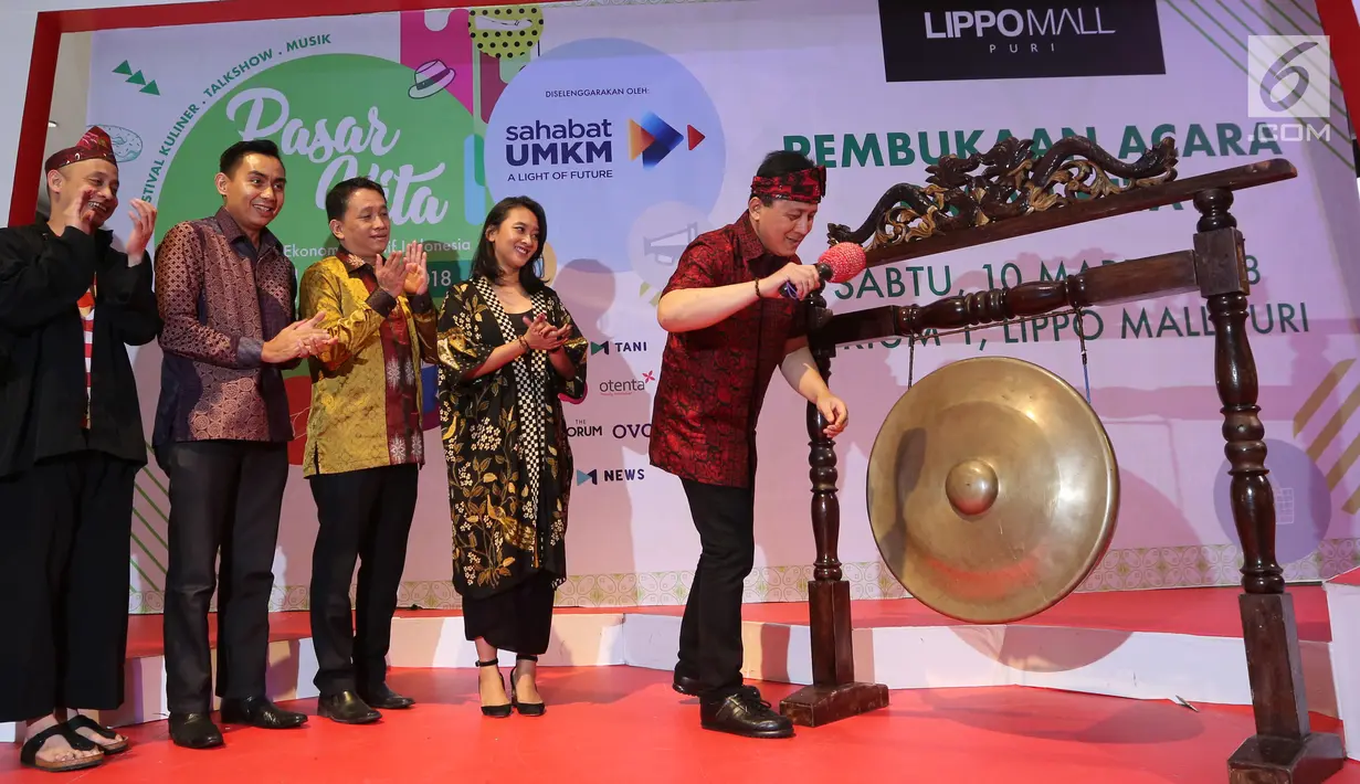 Kepala Badan Ekonomi Kreatif Triawan Munaf pukul gong saat membuka Pasar Kita oleh Sahabat UMKM di Lippo Mall Puri, Jakarta, Sabtu (10/3). Kegiatan Pasar Kita diikuti lebih dari 55 booth UMKM. (Liputan6.com/Pool)