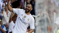 SELEBRASI - Karim Benzema melakukan selebrasi usai mencetak gol bagi Real Madrid ke gawang Granada, Sabtu (19/9/2015) malam WIB. (REUTERS/Sergio Perez) 