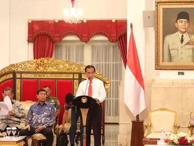 Presiden Joko Widodo atau Jokowi memberikan paparannya saat memimpin Sidang Kabinet Paripurna di Istana Negara, Jakarta, Senin (12/2). Sidang ini membahas rancangan kinerja pemerintah (RKP) 2019. (Liputan6.com/Angga Yuniar)
