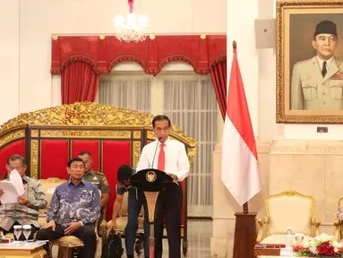 Presiden Joko Widodo atau Jokowi memberikan paparannya saat memimpin Sidang Kabinet Paripurna di Istana Negara, Jakarta, Senin (12/2). Sidang ini membahas rancangan kinerja pemerintah (RKP) 2019. (Liputan6.com/Angga Yuniar)