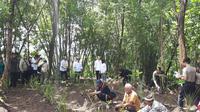 Presiden Jokowi menanam vetiver di Wonogiri, Jawa Tengah, Sabtu (15/2/2020). (Liputan6.com/ Lizsa Egeham)