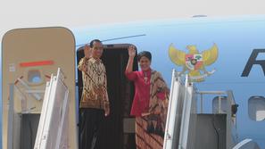 Jokowi dan Iriana melambaikan tangan saat akan bertolak ke Tiongkok di Bandara Halim Perdanakusuma, Jakarta, Sabtu (9/11/2014) (Liputan6.com/Herman Zakharia) 