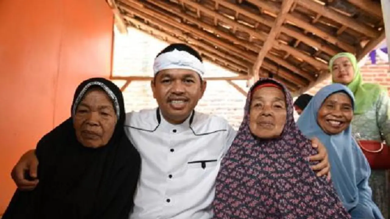 Bupati Purwakarta Bikin Mata Mak Karsih Berkaca-kaca Saat Lebaran