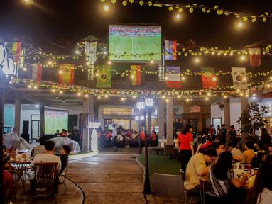 Suasana nonton bareng  matchday ketiga grup F Kroasia kontra Belgia di 15 th Park, Kemang. Jakarta Selatan, Kamis (01/12/2022). (Bola.com/Rizky Aufaniam)