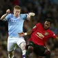 Gelandang Manchester City, Kevin De Bruyne berebut bola dengan gelandang Manchester United, Fred pada pertandingan semifinal Piala Liga Inggris di stadion Etihad, Manchester, Rabu (29/1/2020). MU menang 1-0 atas City namun gagal ke final karena skor agregat 3-2. (AP Photo/Dave Thompson)