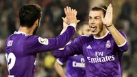 Gelandang Real Madrid, Gareth Bale, merayakan gol yang dicetak Isco ke gawang Real Betis pada laga La Liga di Stadion Benito Vilamarin, Seville, Sabtu (15/10/2016). (EPA/Raul Caro)