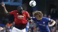 Bek Chelsea, David Luiz, duel udara dengan striker Manchester United, Romelu Lukaku, pada laga Premier League di Stadion Stamford Bridge, Sabtu (20/10/2018). Kedua tim bermain imbang 2-2. (AP/Matt Dunham)