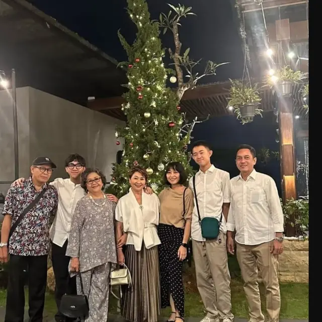 Tampilan Indy Barends dan Keluarga di Hari Natal 2024. foto: Instagram @indybarends