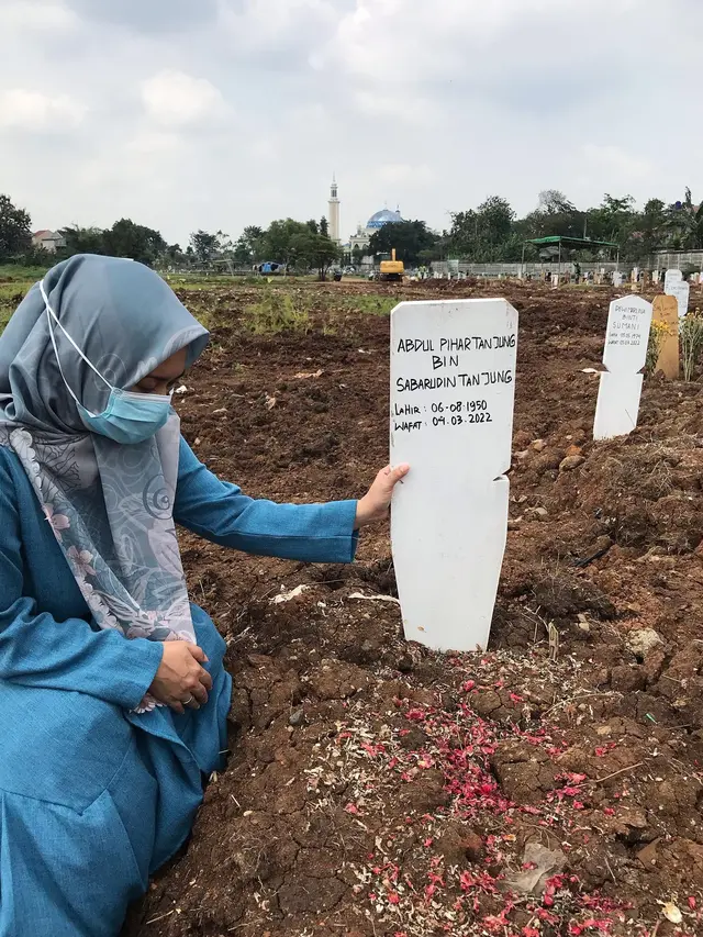 7 Potret Ikke Nurjanah Ziarah Ke Makam Ayah Usai 7 Hari Pamakaman