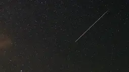 Sebuah pemandangan meteor jatuh terlihat di atas Gunung Smetovi, Zenica, Bosnia dan Herzegovina, Rabu (12/8/2015). Meteor jatuh tersebut merupakan bagian dari fenomena hujan meteor Perseid yang rutin terjadi setiap tahun. (REUTERS/Dado Ruvic)