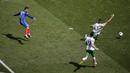 Pemain Prancis, Antoine Griezmann (kiri) saat mencetak gol ke gawang Rep. Irlandia pada babak 16 besar Piala Eropa 2016 di Stade de Lyon, Lyon, Minggu (26/6/2016). (EPA/Mast Irham)