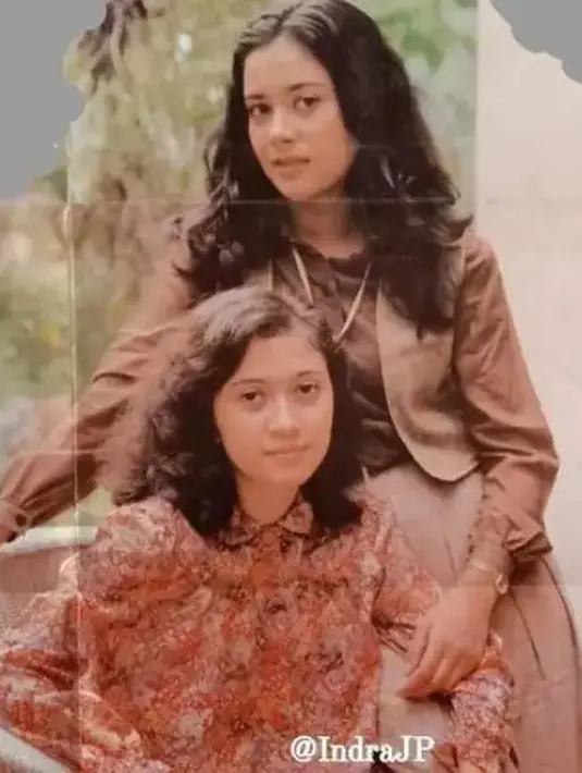 <p>Sejak belia hingga memiliki cucu, Lydia tetap memukau dengan caranya sendiri. Tidak sedikit yang menyebut masa remajanya mirip sang cucu. [Instagram/@lydiakandou_]</p>