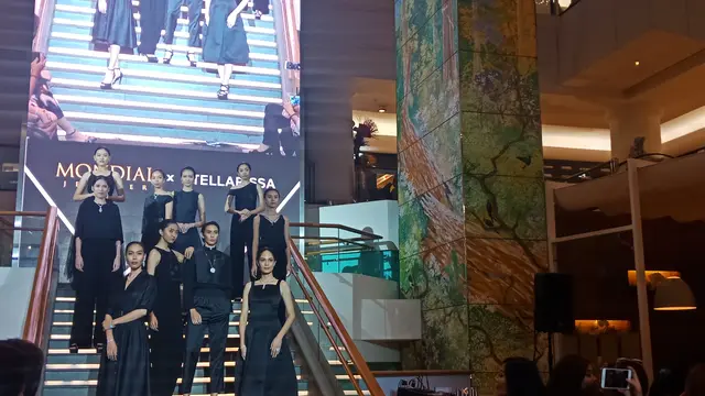 Jadikan baju minimalis semakin glamor dengan paduan perhiasan mewah