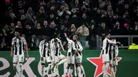 Pemain Juventus merayakan gol yang dicetak Samuel Mbangula ke gawang PSV Eindhoven dalam leg pertama play-off 16 besar Liga Champions yang digelar di Allianz Stadium, Rabu (12/2/2025) dini hari WIB. Juventus menang 2-1 atas PSV dalam laga ini. (Isabella BONOTTO / AFP)