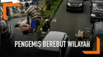 Diduga akibat berebut wilayah, dua pengemis wanita di Jember berkelahi di jalan raya.