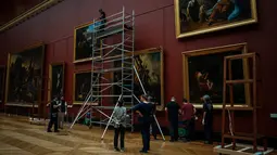 Lukisan cat minyak berukuran 3,25 (10 kaki delapan inci) kali 2,60 meter (delapan setengah kaki) ini menjadi kebanggaan tersendiri di salah satu ruangan merah besar Louvre di Paris. (Dimitar DILKOFF / AFP)
