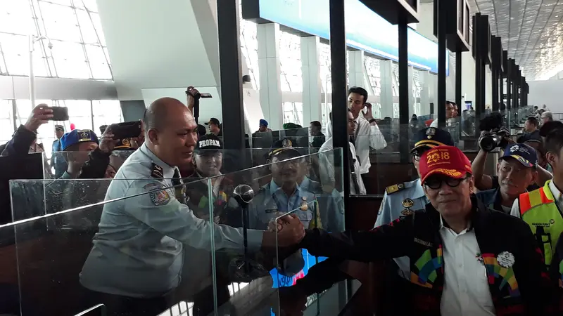 Menteri Hukum dan HAM Yasonna Laoly melakukan inspeksi mendadak (sidak) di Bandara Internasional Soekarno-Hatta. (Liputan6.com/Pramita Tristiawati)