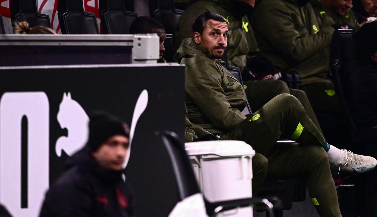 Pemain AC Milan, Zlatan Ibrahimovic saat berada di bangku cadangan dalam pertandingan lanjutan pekan ke-22 Serie A musim 2022/2023 melawan Torino yang berlangsung di San Siro, Milan, Sabtu (11/2/2023) dini hari WIB. Zlatan Ibrahimovic untuk pertama kalinya masuk dalam daftar susunan pemain AC Milan musim 2022/2023. (AFP/Marco Bertorello)