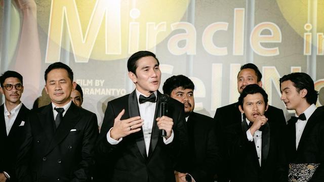 7 Potret Vino G. Bastian saat Tampil di Gala Premier Miracle In Cell No.7, Banjir Pujian