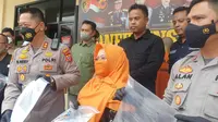 Kapolres Tasikmalaya AKBP Suhardi Heri Haryanto menunjukan barang bukti dalam rilis kasus yang digelar di Mapolres Tasikmalaya. (Liputan6.com/Jayadi Supriadin)