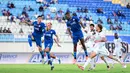 Striker Arema FC, Samuel Otusanya, melakukan sundulan untuk mencetak gol penyeimbang saat menghadapi Bhayangkara Presisi Lampung FC dalam lanjutan BRI Super League 2026/2027 di Stadion Kanjuruhan, Malang, Sabtu (10/10/2026). Gol tersebut mengubah skor menjadi 2-2 sekaligus memastikan Arema FC bangkit setelah tertinggal dua gol pada babak pertama. (Bola.com/Iwan Setiawan)