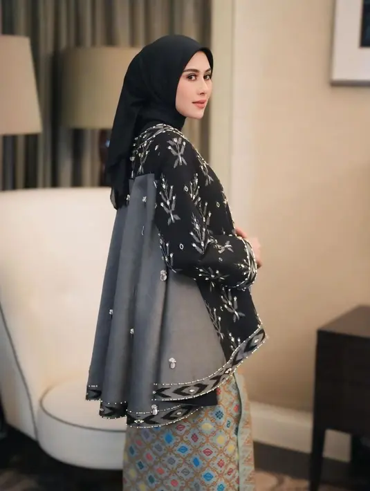 Gaya memukau Syahnaz Sadiqah pakai wastra. Atasan bernuansa hitam dari tenun dan rok keemasan, dipadukan dengan hijab hitam polos membalut apik tubuh Syahnaz. [Foto: Instagram/syahnazs]
