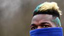 Gaya rambut terbaru milik Paul Pogba saat mengikuti sesi latihan timnas Prancis di  Clairefontaine-en-Yvelines, (19/3/2018). Model Rambut Mohawk berwana Biru saiyan dan Putih ii dipersembahkan untuk Prancis. (AFP/Franck Fife)