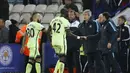  Nicolas Otamendi dan Yaya Toure bersalaman dengan pelatih Manchester City, Manuel Pellegrini usai laga Liga Premier Inggris di Stadion King Power, Rabu (30/12/2015) dini hari WIB. (Reuters/Carl Recine)