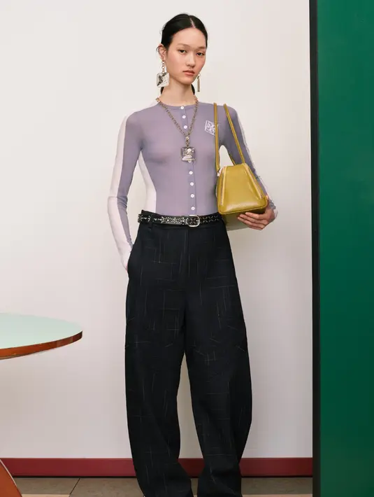 Tory mengambil pendekatan baru terhadap warna, dimulai dengan nuansa hijau — zamrud, zaitun, lumut, dan chartreuse, terkadang semuanya dalam satu tampilan. Jacquard bunga diwarnai dengan satu warna giok, campuran benangnya menghasilkan variasi warna yang tak terduga. Semburat kobalt dan oxblood disandingkan dengan abu-abu bernada dingin, jamur, dan biru tua. Dok. Tory Burch