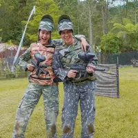 Meski tengah terjerat kasus prank KDRT, Baim Wong dan Paula Verhoeven terlihat menikmati liburan. Penampilan kompak bergaya ala tentara mencuri perhatian, berikut potretnya! Foto:Instagram/baimwong.