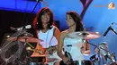 Namun, di tengah-tengah bagian lagu, Agnes tiba-tiba menghampiri Titi yang kala itu tengah serius bermain drum (Liputan6.com/Faisal R Syam).