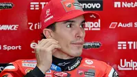 Pecinta balap motor dunia sangat menantikan penampilan Marc Marquez. Akankah Marc Marquez mampu menaklukkan Sirkuit Mandalika?. Tampak dalam foto, pembalap MotoGP Spanyol dari Tim Ducati Lenovo, Marc Marquez bersiap untuk sesi latihan bebas jelang Grand Prix MotoGP Indonesia di Sirkuit Internasional Mandalika, Nusa Tenggara Barat, pada 3 Oktober 2025. (SONNY TUMBELAKA/AFP)