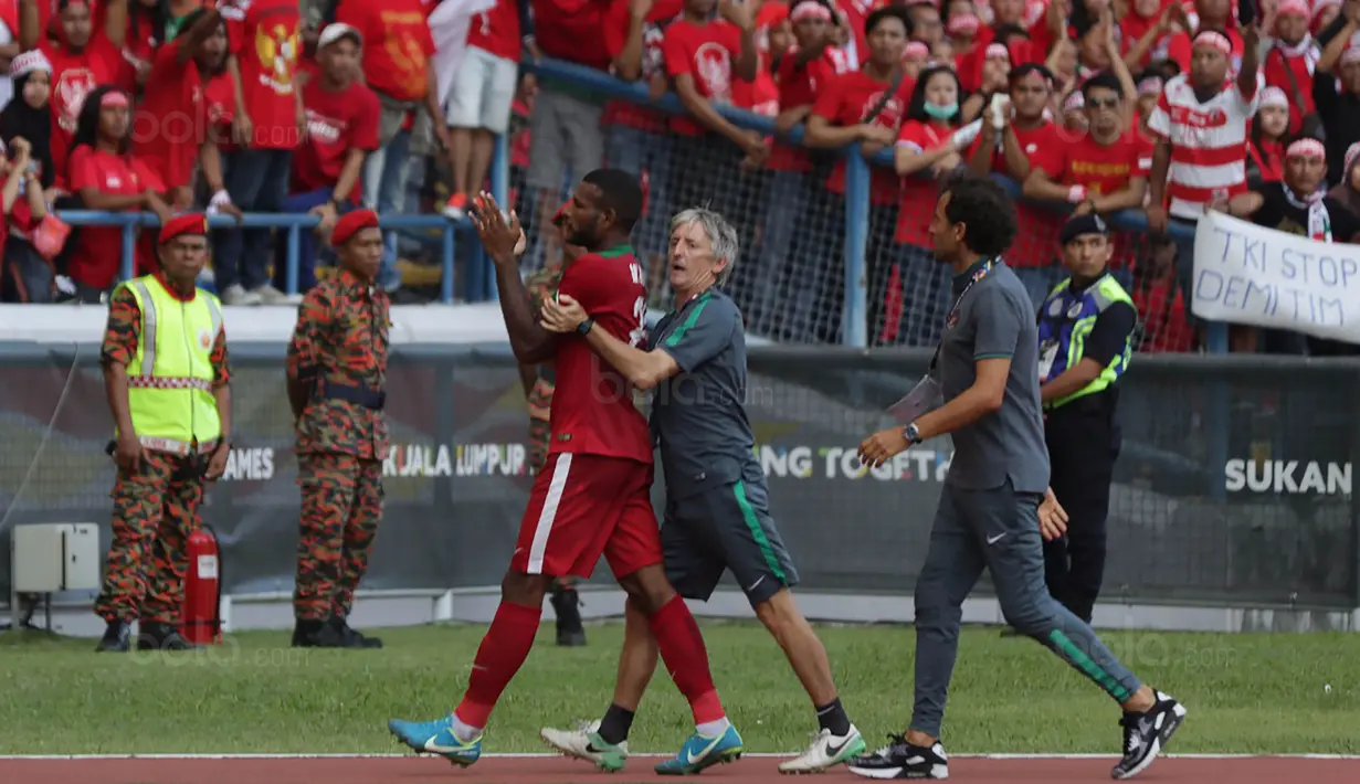 Striker timnas Indonesia, Marinus Wanewar, meninggalkan lapangan saat terlibat pertikaian dengan pemain Kamboja di Stadion Shah Alam, Selangor, Kamis, (24/8/2017). Indonesia menang 2-0 atas Kamboja. (Bola.com/Vitalis Yogi Trisna)