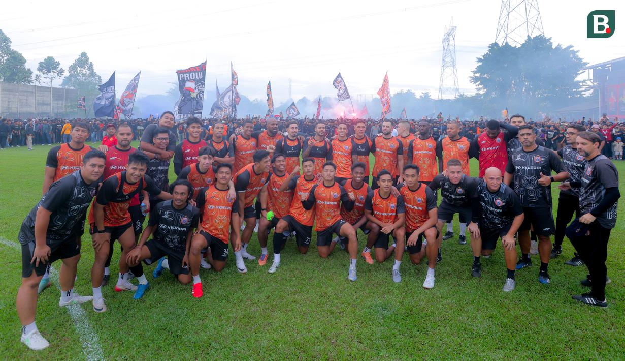 Selain adu gengsi, laga antara Persija Jakarta dan Persib Bandung kali ini akan menentukan siapa yang duduk di puncak klasemen tengah musim BRI Super League musim 2025/2026. Untuk diketahui, saat ini kedua tim sama-sama memiliki 35 poin dari 16 pertandingan. (Bola.com/M Iqbal Ichsan)