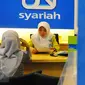 Petugas melayani nasabah di BRI Syariah, Jakarta, Kamis (9/2). Perbankan syariah dinilai perlu menjaga momentum pertumbuhan dan pangsa pasar yang berlangsung sepanjang 2017. (Liputan6.com/Angga Yuniar)