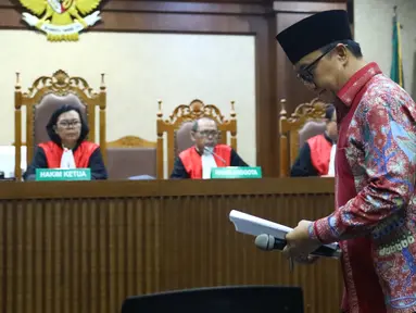 Mantan Menpora Imam Nahrawi bersiap menjalani sidang dakwaan kasus suap dana hibah KONI di Pengadilan Tipikor, Jakarta, Jumat (14/2/2020). Imam didakwa menerima suap sebesar Rp 11,5 miliar dari mantan Sekjen KONI Ending Fuad Hamidy dan mantan Bendahara KONI Johnny E Awuy. (Liputan6.com/Angga Yuniar)