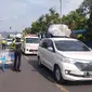 Salah satu petugas satlantas Garut, tengah fokus memberikan petujuk bagi pemudik saat pelaksanaan rekayasa CB One Way dilakukan di jalur mudik nasional Limbangan, Garut. (Liputan6.com/Jayadi Supriadin)