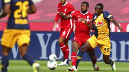 Pemain Liverpool, Georginio Wijnaldum, berebut bola dengan pemain RB Salzburg, Enock Mwepu, pada laga persahabatan di Stadion Red Bull Arena, Salzburg, Selasa (25/8/2020). Kedua tim bermain imbang dengan skor 2-2. (AP Photo/Matthias Schrader)