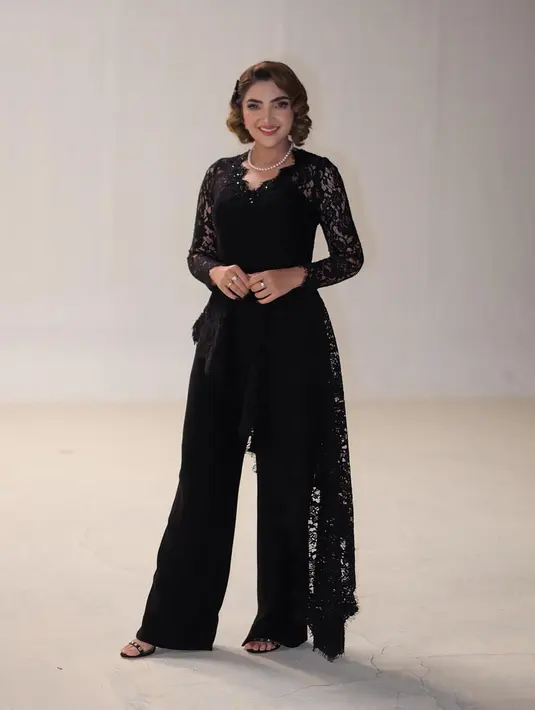 Kali ini bukan dress, namun sebuah jumpsuit serba hitam yang mengagumkan dikenakan Ashanty. Ia tampil bak seorang princess dengan makeup dan tatanan rambut yang pas. [Foto: Instagram/ashanty_ash]