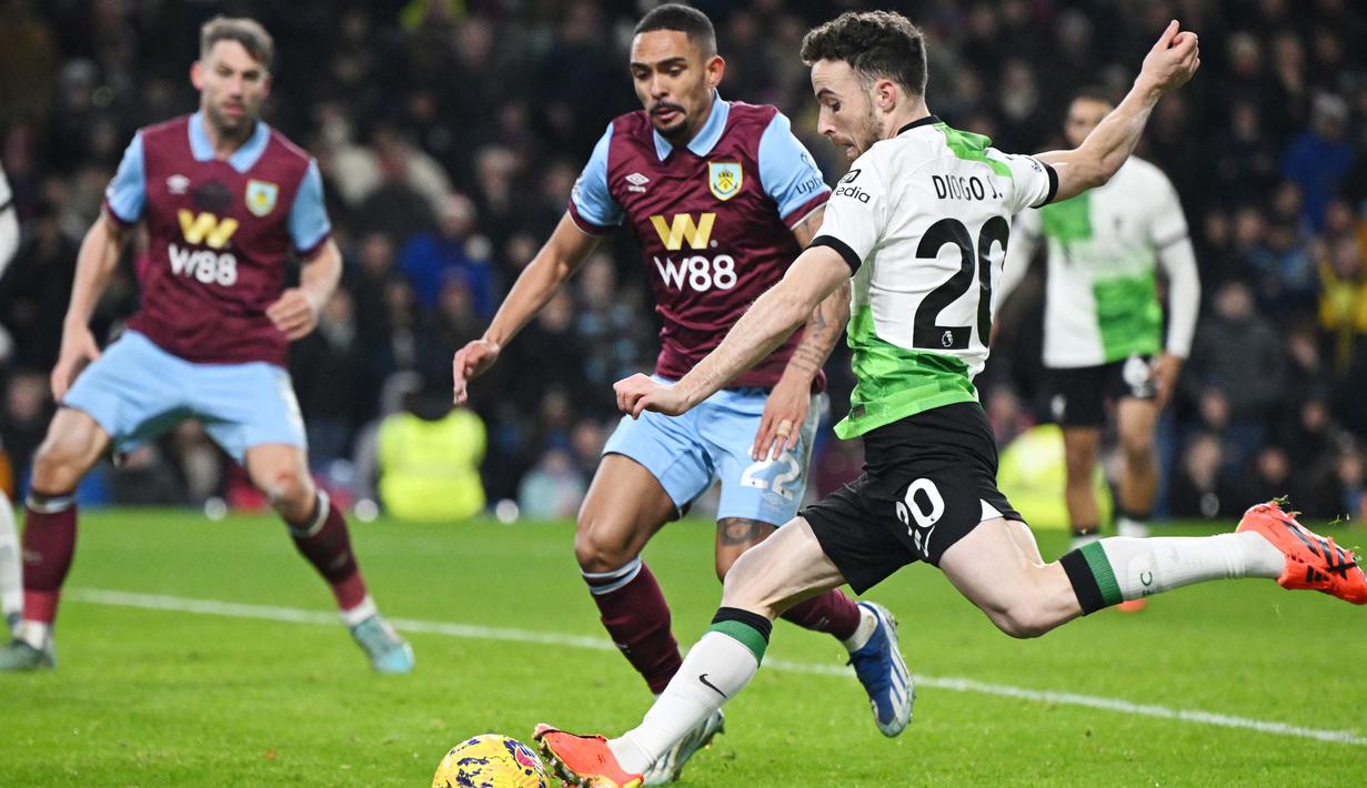 Pemain Liverpool, Diogo Jota, melepaskan tendangan ke gawang ke gawang Burnley pada laga pekan ke-19 Premier League 2023/2024 di Stadion Turf Moor, Rabu (27/12/2023). Raihan tiga poin ini juga sekaligus membuat The Reds menggusur Arsenal dari puncak klasemen sementara Liga Inggris. (AFP/Paul Ellis)