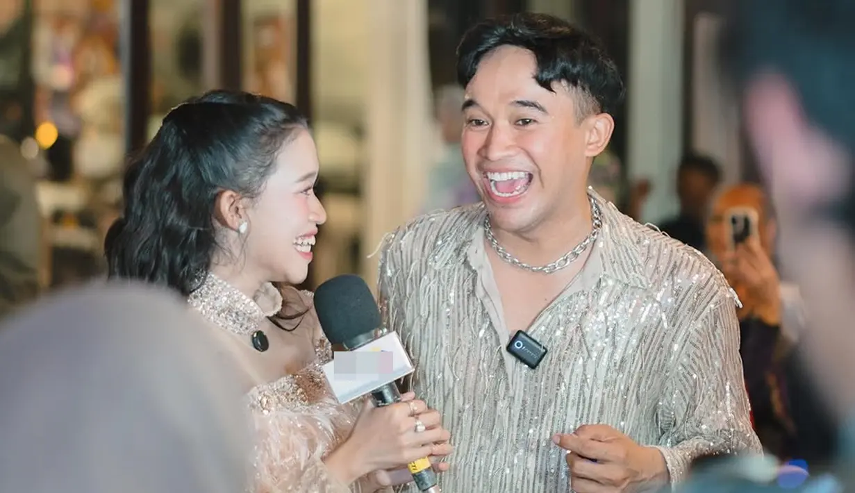 Tak ketinggalan, Anwar BAB yang sering menjadi rekan duet Ummi di berbagai acara televisi juga turut hadir menghebohkan suasana. Ummi sendiri tampil memukau dalam balutan dress berkilauan yang semakin menambah pesonanya di tengah pesta yang meriah. (Liputan6.com/IG/@ummi_quary)