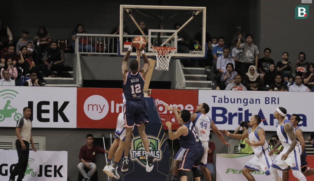 Pebasket Pelita Jaya, Giles, berusaha memasukkan bola saat melawan Satria Muda pada game pertama final IBL 2018 di Britama Arena, Jakarta, Kamis (19/4/2018). Satria Muda menang 73-63 atas Pelita Jaya. (Bola.com/M Iqbal Ichsan)