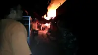 Detik-Detik Api Melalap Los dan Kios Pasar Mandiraja Banjarnegara